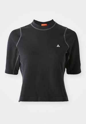 Zwart top met korte mouwen met een hoge halslijn, geribbelde textuur, grijze stikselaccenten en een klein wit driehoekig logo op de borst.