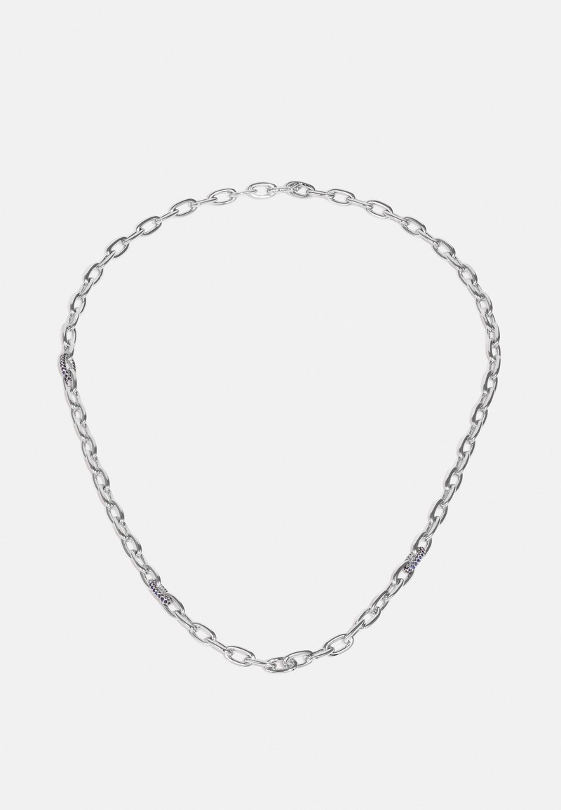 Ασημένια αλυσίδα κολιέ με επιμήκεις συνδέσμους και επίπεδη επιφάνεια, διακοσμημένη με μικρές πέτρες. Ομοιογενές χρώμα και λάμψη.