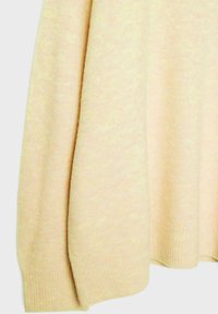 Hellrosa Pullover mit einem weichen, strukturierten Strickmuster. Verfügt über gerippte Bündchen am Saum und an den Ärmeln, leicht oversize Passform und subtile Farbvariationen.