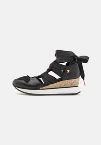 MUIR - Richelieus - black