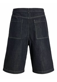 Temno modri denim kratke hlače z dvema velikima kvadratnima zadnjima žepoma in vidnimi belimi šivi, prikazane od zadaj na belem ozadju.