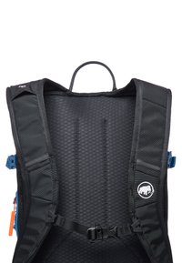 Zwarte rugzak met een gevoerde, gestructureerde rugpaneel. Voorzien van verstelbare schouderbanden, zijvakken, hardwareclips en een logo links onderaan.