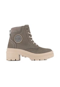 Bottine grise en cuir texturé avec un patch logo rond, lacets crème, et une semelle épaisse beige avec un motif de semelle.