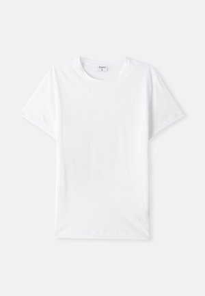 Camiseta de algodón blanca, cuello redondo, mangas cortas, textura suave, sin patrones ni acentos, diseño simple, ajuste estándar.