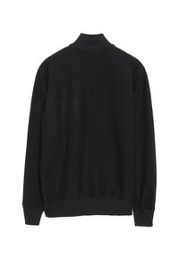 Schwarzer Pullover mit hohen Kragen, gerippten Bündchen und Saum. Besitzt ein strukturiertes Strickmuster. Glatte Stoffoberfläche ohne sichtbare Logos oder Designelemente.