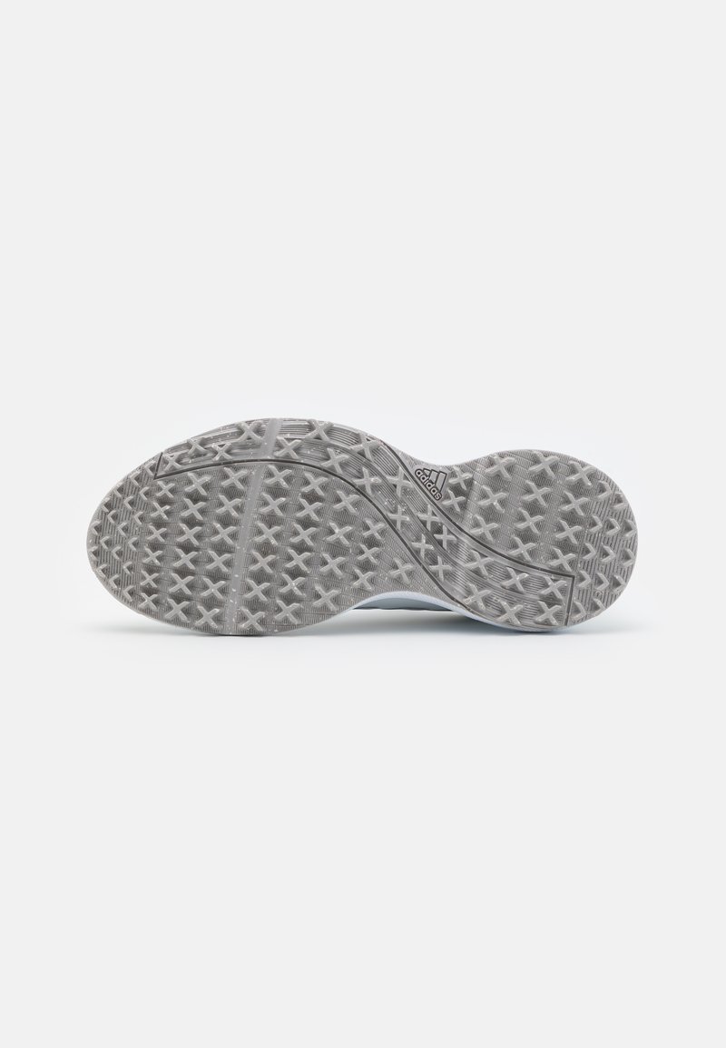 Sport Schuh Außensohle mit einer strukturierten grauen Gummibeschichtung, einem multidirektionalen Traktionsmuster und einem Markenakzent.