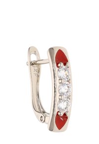 Ezüst fülbevaló, amely három átlátszó drágakővel díszített, piros zománc kiegészítéssel. Simább felület, fényes textúrával.