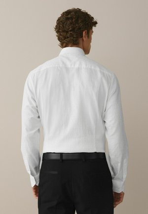 Next, SLIM FIT - OCCASION SHIRT AND BOW TIE PACK  SET - Shirt - white leopard   white bow