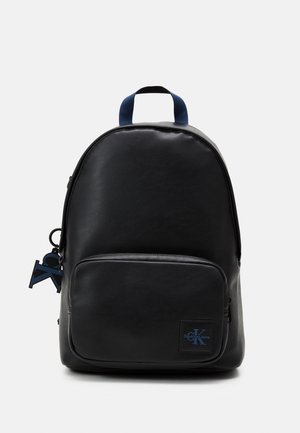 Zwarte leren rugzak met een afgeronde vorm, blauwe accenten, een voorvak met ritssluiting en een sleutelhanger met een blauw logo.