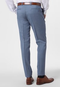 Ljust blå skräddarsydda byxor i en texturerad tyg, med slim fit och bakfickor. Matchat med bruna läder skor och bälte.