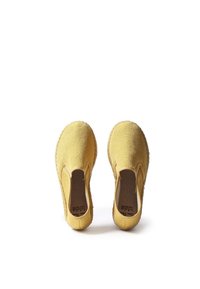 Gula canvas slip-on skor med elastiska sidopaneler, texturerad ovandel och vävda jutesulor. Interiören har ett randigt mönster.