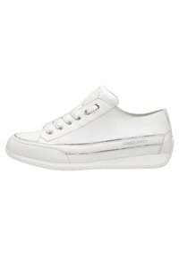 Sneaker bianca in pelle con accenti metallici argentati, punta rotonda, sei asole, linguetta testurizzata e marchio sul lato.