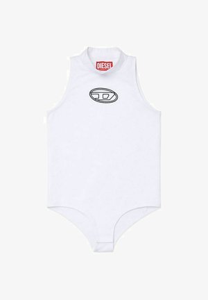 Biały, bezrękawnik z wysokim kołnierzem, z czarnym owalnym logo na piersi i czerwoną metką marki Diesel wewnątrz kołnierza.