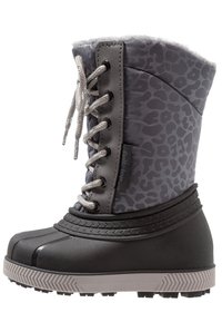 Botte d'hiver grise et noire avec imprimé animal, haut rembourré et lacets gris. Semelle en caoutchouc avec moletage pour l'adhérence et doublure en polaire pour la chaleur.