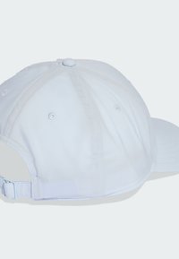 Biała czapka bejsbolowa wykonana z gładkiego materiału, z zaokrągloną koroną, otworami wentylacyjnymi oraz regulowanym paskiem z tyłu.