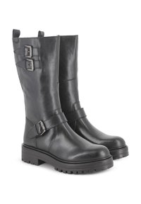 Botas negras de cuero hasta la rodilla con dos hebillas en el lateral, suela plana y acabado texturizado. Adecuadas para uso casual o al aire libre.