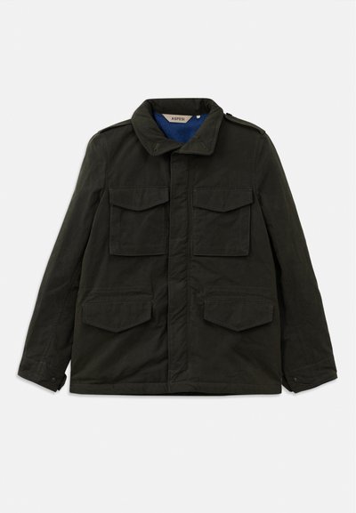 Chaqueta de estilo militar en verde oscuro, hecha de una tela resistente. Presenta un cuello punta, cuatro bolsillos frontales y puños abotonados. Interior forrado.