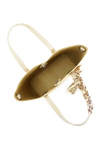 Beige handtas met een gladde buitenkant, open bovenkant, dubbele handvatten en een binnenvoering. Bevat een patroon sjaal die aan een handvat is geknoopt.