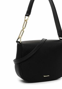 Czarna torebka crossbody z ekoskóry o teksturowanym wykończeniu, o zaokrąglonym kształcie, z regulowanym paskiem i złotymi detalami. Zawiera akcent z logo.