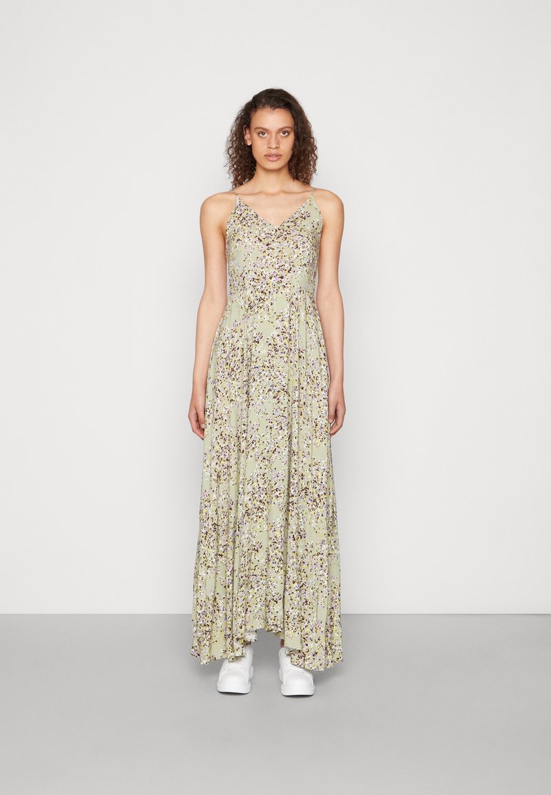 Maxikleid mit floralem Muster in Pastellgrün, mit dünnen Trägern und V-Ausschnitt. Glattes Material und fließende Silhouette.