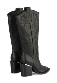 Czarne skórzane kowbojki z haftowanym wzorem, spiczastymi noskami i 4-calowymi blokami obcasów. Posiadają pętle do łatwego zakładania.