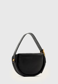 Čierna kožená kabelka s zaobleným tvarom, plochým predným dielom, nastaviteľným popruhom a zlatými kovovými detailmi. Hladká textúra a minimalistický dizajn.