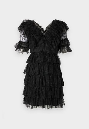 Schwarzes Spitzenkleid mit V-Ausschnitt, gestuften Rüschen, kurzen Ärmeln und einer strukturierten Oberfläche. Die Ärmel und der Saum verfügen über aufwändige Spitzenapplikationen.