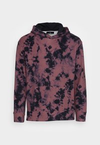 Sudadera con capucha en marrón apagado con patrón de tie-dye negro. Cuenta con un bolsillo frontal, puños y dobladillo acanalados. Textura de tela suave.