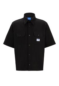 Zwart shirt met korte mouwen, een puntige kraag, twee borstzakken, knoopsluitingen en een blauw logolabel op de linkerzak.