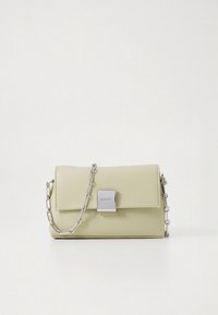 Pochette beige chiaro in pelle con fermaglio rettangolare argentato e tracolla a catena su sfondo bianco semplice.