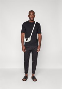 DRYKORN RAPHAEL - Pamata T-krekls - black