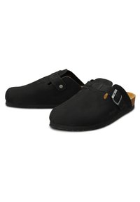 Schwarze Slipper-Clogs aus Wildleder mit einem Seitenriemen und einer silbernen Schnalle, rundem Zehendesign und strukturiertem Außensohle für besseren Halt.