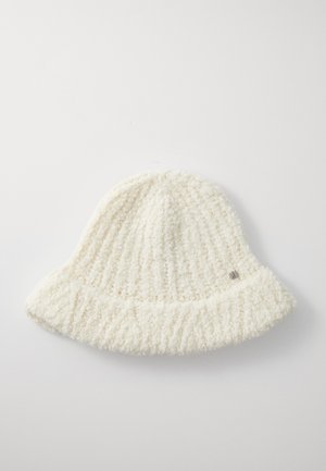 Hvid, tekstureret strikket bucket hat med en blød fornemmelse, der har en bred skygge og et lille metal-logo accentueret på siden.