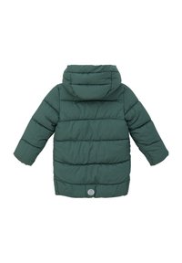 Groene donsjacket met capuchon, voorzien van een gewatteerd ontwerp, lange mouwen en een cirkelvormig logo-accent bij de zoom. Zachte, gladde textuur.