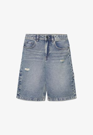 Jasnoniebieskie szorty dżinsowe z przednimi kieszeniami, szlufkami na pasek, zapięciem na guziki oraz małymi przetarciami na obu nogawkach.