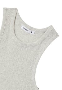 Jasnoszary prążkowany top na ramiączkach z szerokim dekoltem. Materiał jest miękki z widoczną fakturą. Metka mówi "TERRANOVA" w rozmiarze "S."