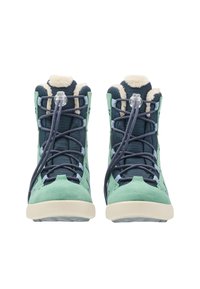 Scarpe alte con esterno in camoscio verde, accenti in tessuto blu navy, collo peloso e sistema di lacci flessibile. Suola strutturata per una migliore aderenza.