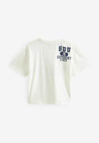Weißes Baumwoll-T-Shirt mit kurzen Ärmeln, rundem Ausschnitt und dem bedruckten Logo "SDU 16 SUPERDRY STATE" in Marineblau auf dem oberen Rücken.