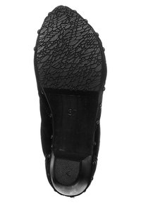 Suela de zapato de ante negro con patrón texturizado, puntera redondeada y acentos de tachuelas circulares a lo largo del borde. Tamaño marcado como 37.