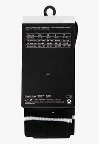 Sort pakke med tre par crew-sokker med polstret design og hvide striber. Indeholder størrelses- og vaskeanvisninger på en sort papbaggrund.