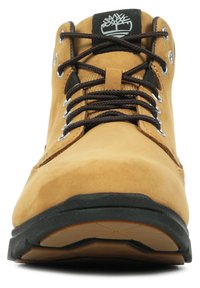 Bruna mockaskinnsankelboots med svarta accenter, metallöglor och bruna snören. Har en texturerad gummisula och logotyp på tungan.