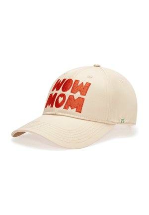 Casquette de baseball beige avec une visière incurvée, texte rouge brodé "WOW MOM" sur le panneau avant, et petite étiquette trèfle à quatre feuilles sur le côté.