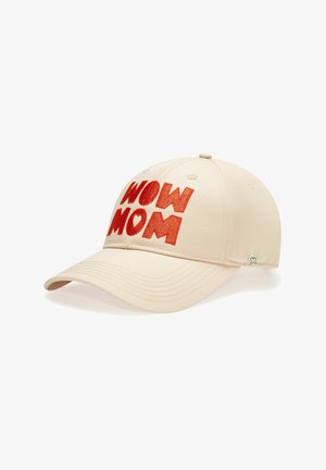 Casquette de baseball beige avec une visière incurvée, texte rouge brodé "WOW MOM" sur le panneau avant, et petite étiquette trèfle à quatre feuilles sur le côté.