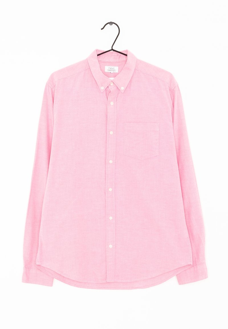 Chemise rose clair à boutons avec col, manches longues, une poche avant unique et ourlet incurvé. Le tissu semble doux et texturé.