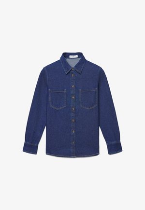 Dunkelblaues Jeanshemd mit langem Arm, Knopfleiste vorne, zwei Brusttaschen und klassischem Kragen, flach auf einem weißen Hintergrund liegend.