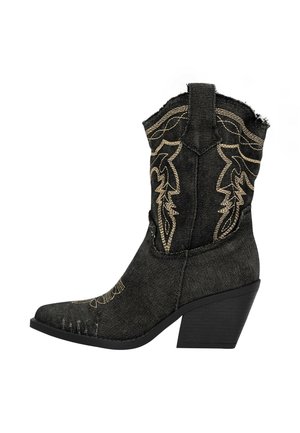 Zwarte denim enkelboot met een spitse neus, gestapeld hak en ingewikkelde gouden borduursels op de schacht. Versleten details langs de neus.