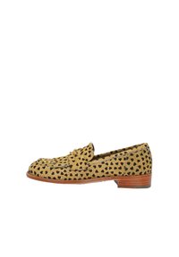 Leopardenmuster-Lederschuhe in Gelb und Schwarz, aus strukturiertem Stoff mit einer glatten Ledersohle, versehen mit einem kleinen Absatz und einer dekorativen Schleife.