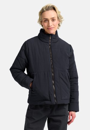 Giacca puffy di un blu navy scuro con colletto alto, chiusura con zip e dettagli di cuciture orizzontali. Presenta tasche laterali e un logo sull'orlo.
