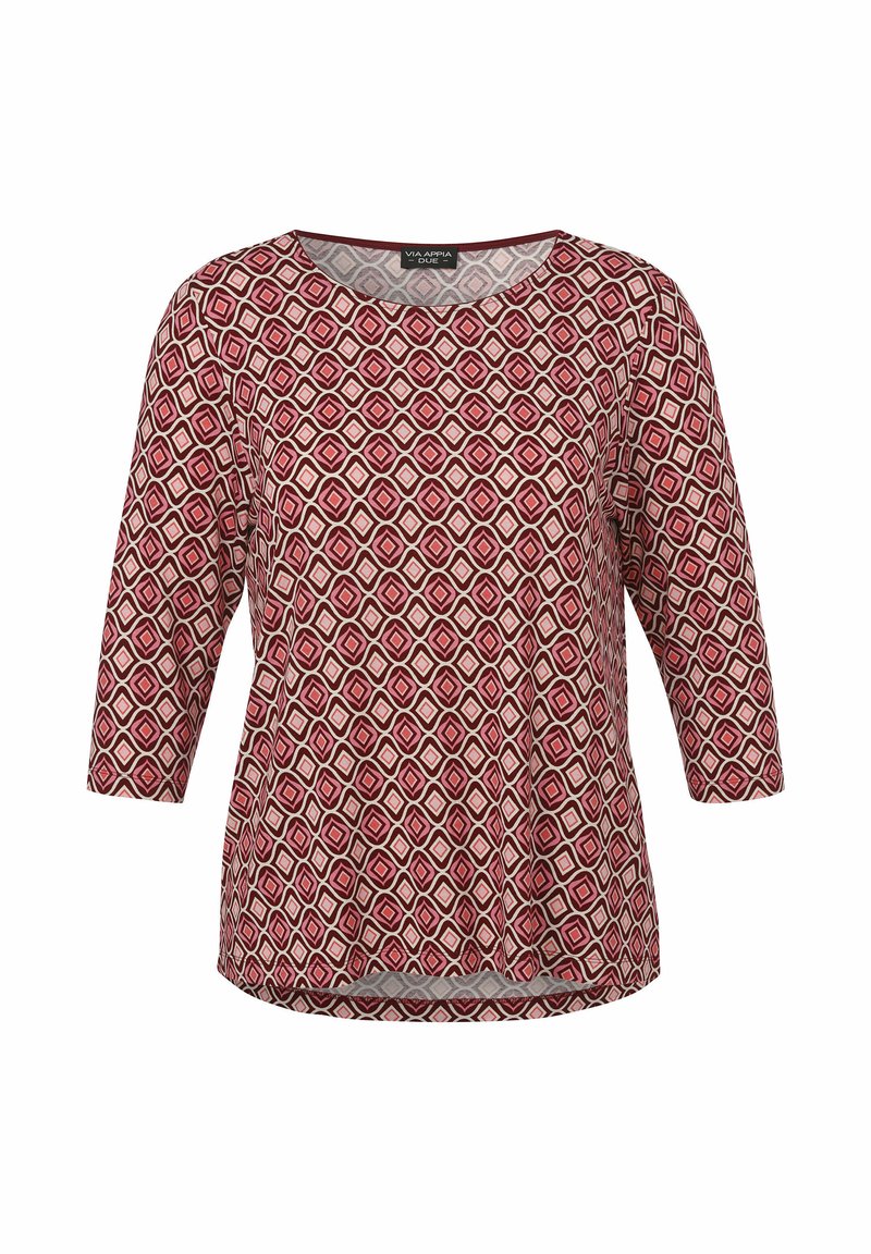 Haut rouge et crème à motif avec un design géométrique en losanges, fabriqué à partir d'un tissu léger. Présente un col rond et des manches trois quarts.