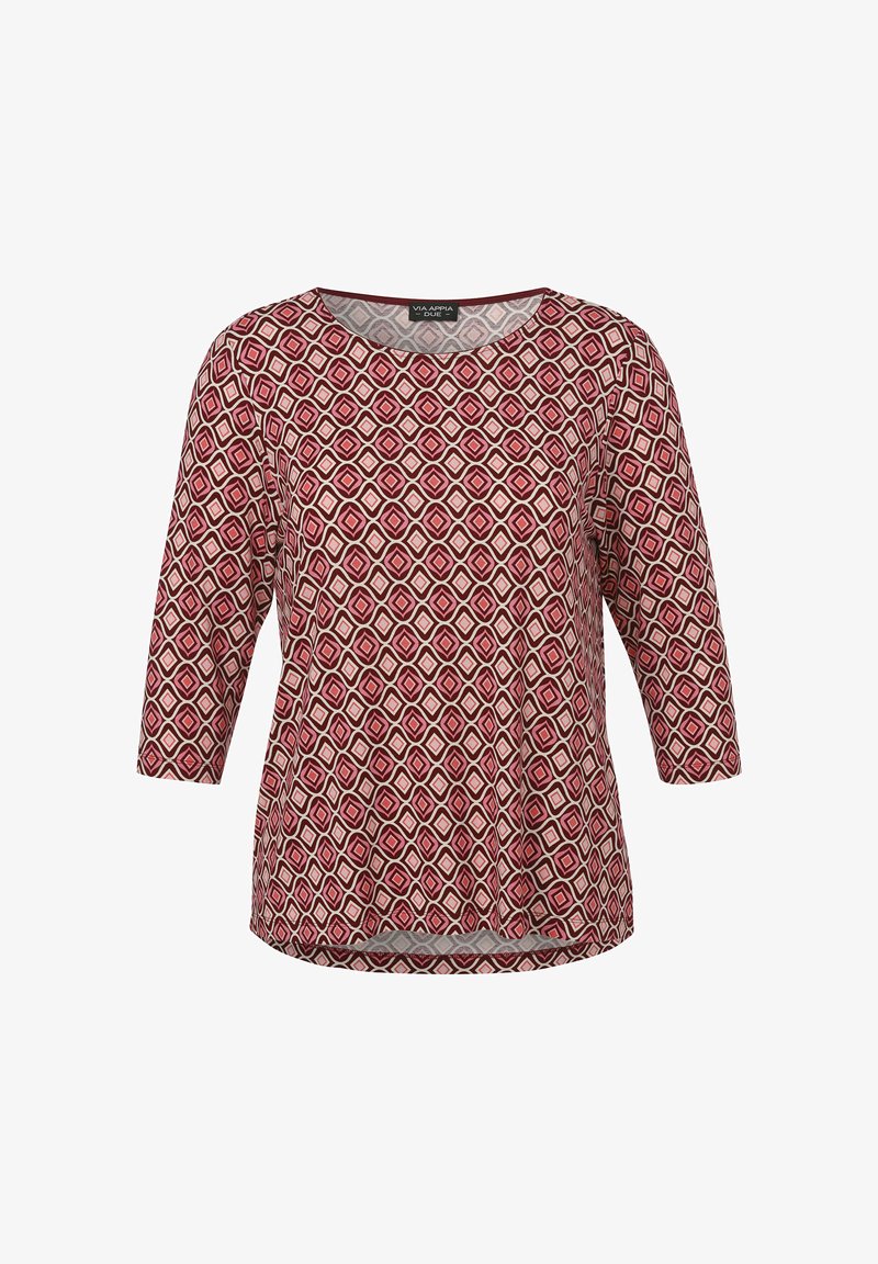 Rot und cremefarben gemusterte Bluse mit einem geometrischen Diamantdesign, gefertigt aus leichtem Stoff. Mit runder Halsausschnitt und Dreiviertelärmeln.